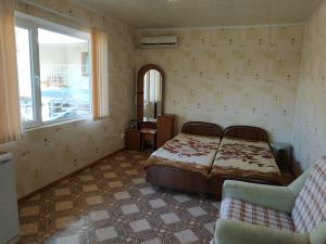 Коттедж на 2 номера ,на 4  - 6 человека.( 100 метров от моря)