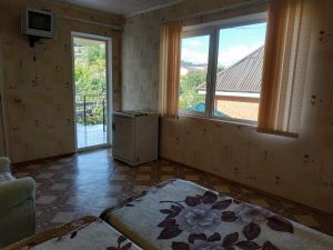 Фотография 2 из 12 - Коттедж на 2 номера ,на 4  - 6 человека.( 100 метров от моря)